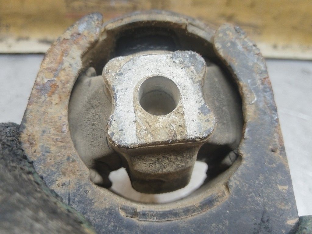 Подушка крепления КПП KKGWW7 Toyota Corolla Verso - Фото 3